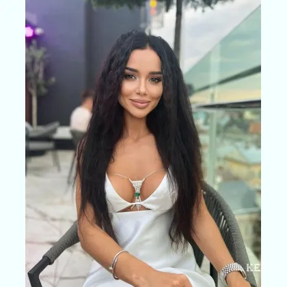 Элитная спутница с накачанным орехом разбудит твои фантазии