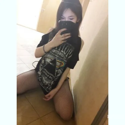 Маленька і хрупка, пахну чистотою та жіночою ніжністю