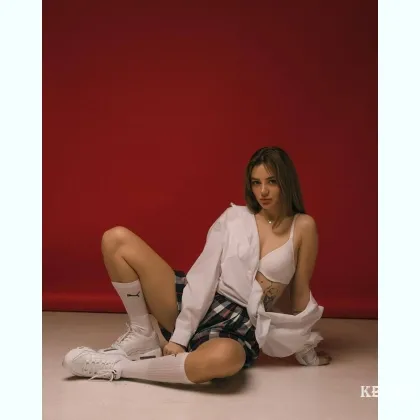 Чарівна дівчина в короткій спідниці, будеш в захваті від зустрічі